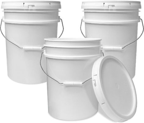 Ronde witte emmer van 5 liter met deksel voor de opslag van diervoeders