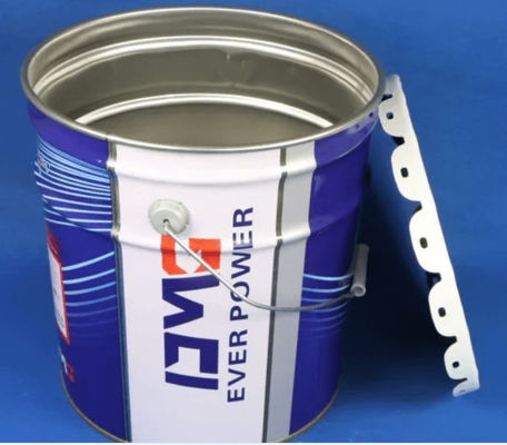 Metalen emmer met bloembedekkers